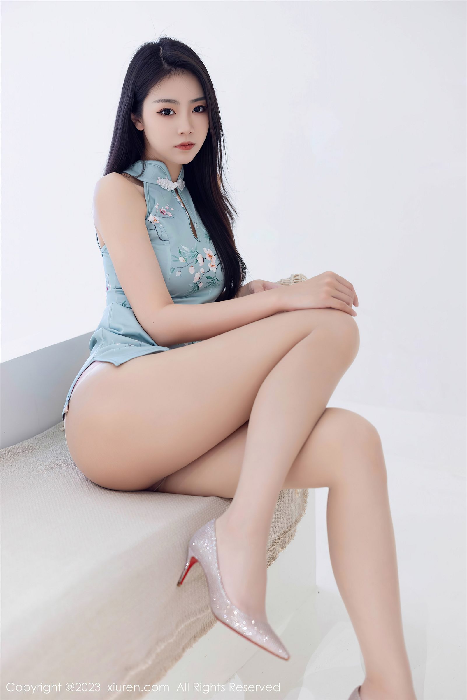 [秀人XIUREN] 2023.07.12 NO.7067 可樂Vicky 丝袜